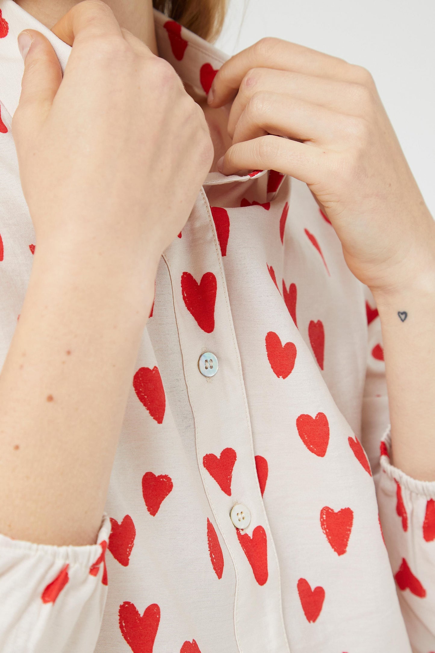 Long-sleeved shirt with red heart print