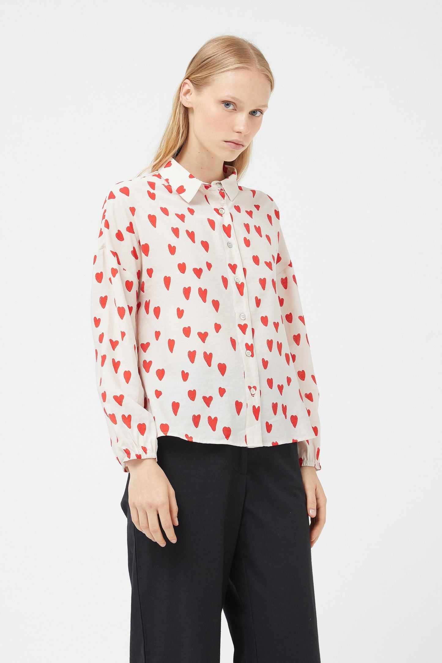 Long-sleeved shirt with red heart print