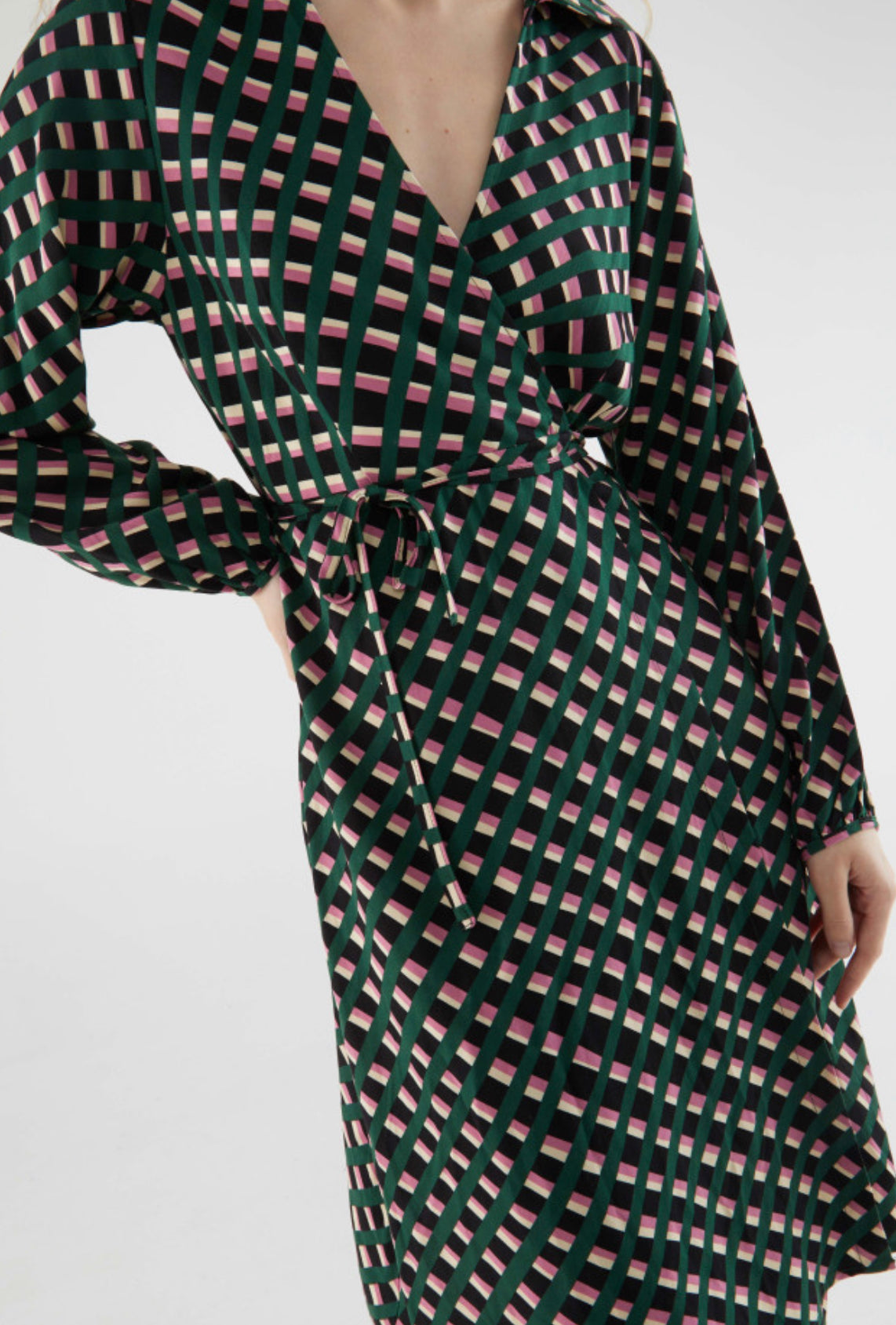 Midi dress with geometric print and a crossed design