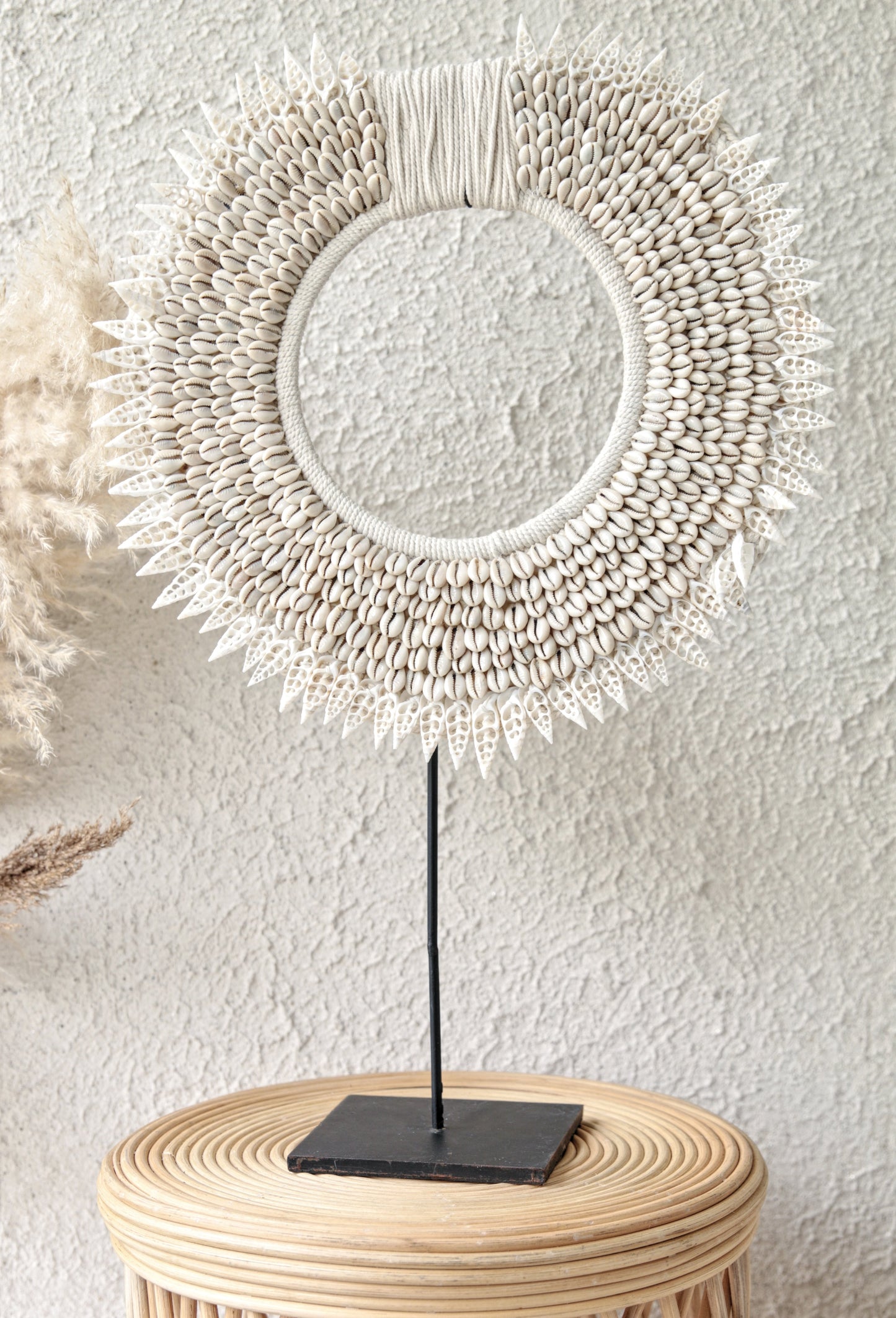 ROUND SHELL NECKLACE DECOR