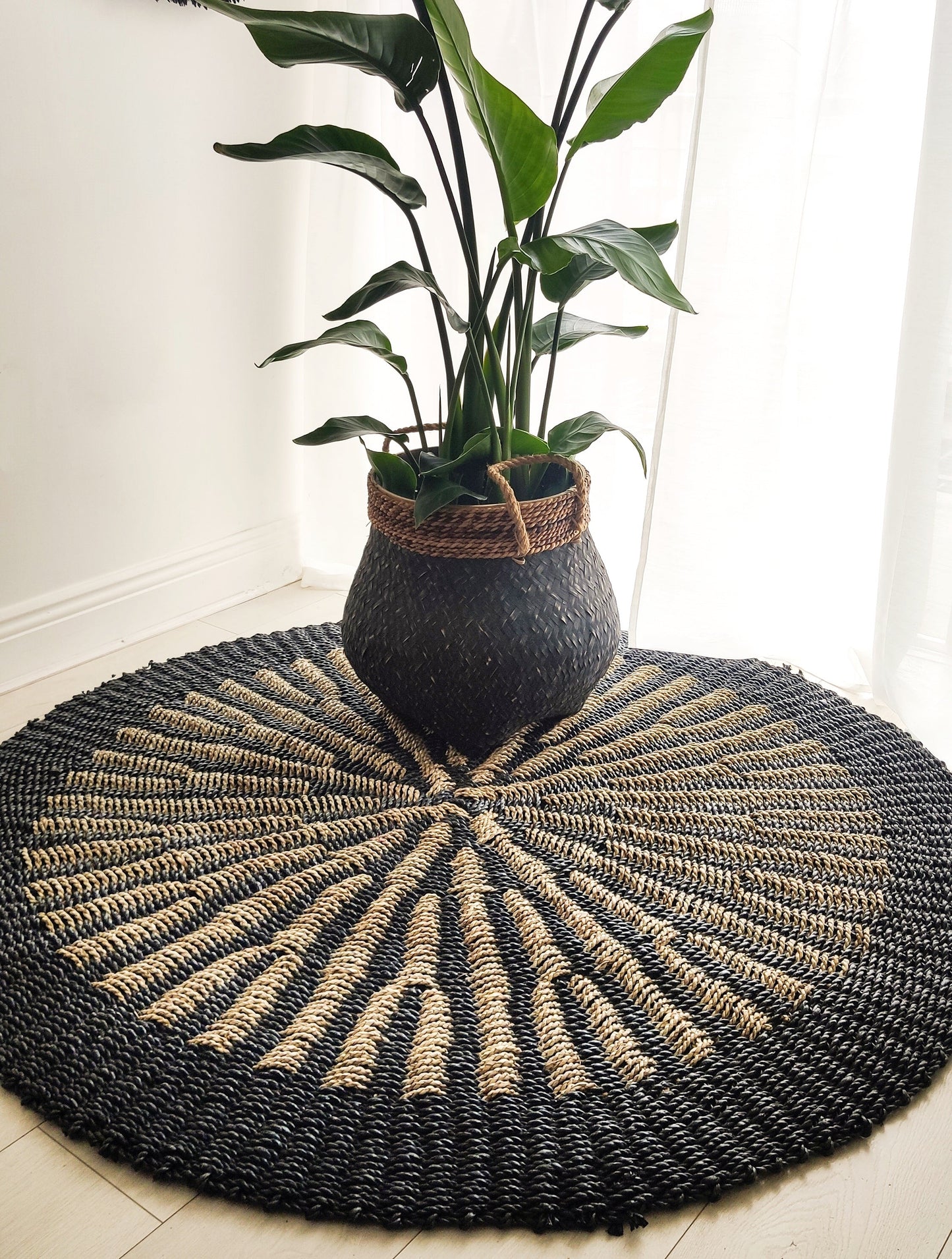 ROUND BLACK AND NATURAL WATER HYACINTH GRASS RUG 150cm